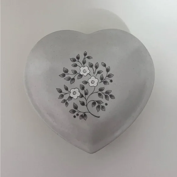 Pfaltzgraff Gray Heart Ceramic Trinket Box Heirloom Pattern. - Picture 1 of 7